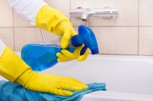Kitchen and bathroom deep cleaning for a move-out in Kingstonuponthames